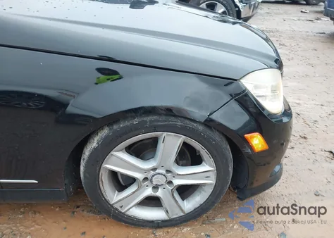 2010 Mercedes-Benz C 300 Luxury 4Matic/Sport 4Matic z USA, uszkodzony, nr VIN WDDGF8BB1AR131144